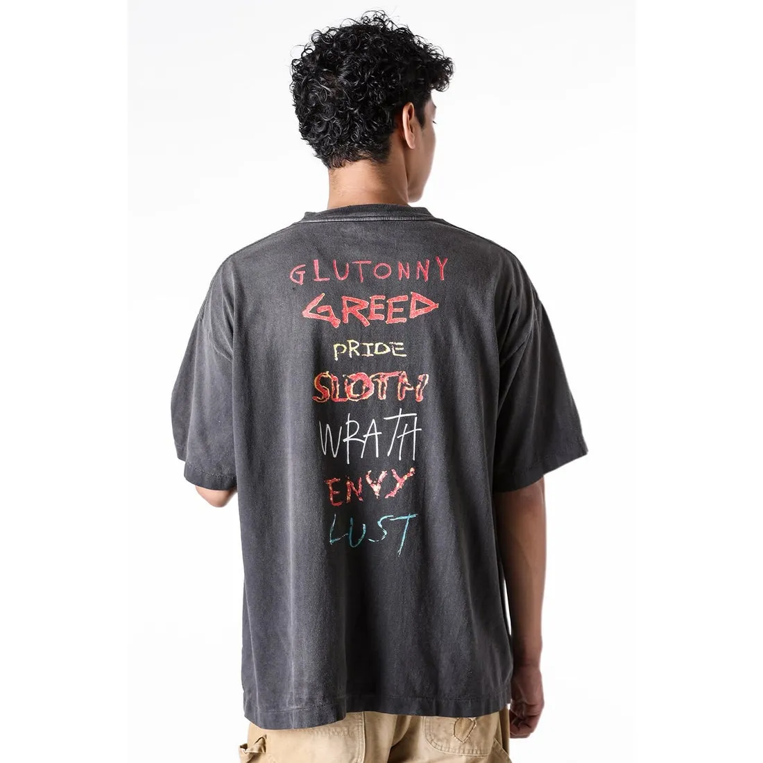 SAINT Mxxxxxx SEVEN DEADLY SS TEE/BLK Phantom SAINT Seven Deadly Sins Printed TEE Washed Black S-XL Look for cylindrical fabrics with no side seams. Don’t buy open width fabrics anymore. It’s boring. Assute garments are dyed. The whole piece is sprayed with Ma Liu. Then spray the heavy parts to fade. The collar and cuffs are frayed. Many hangings are frayed. Accessories are complete. Customized original consistent main mark/wash mark/little angel anti-counterfeiting mark.